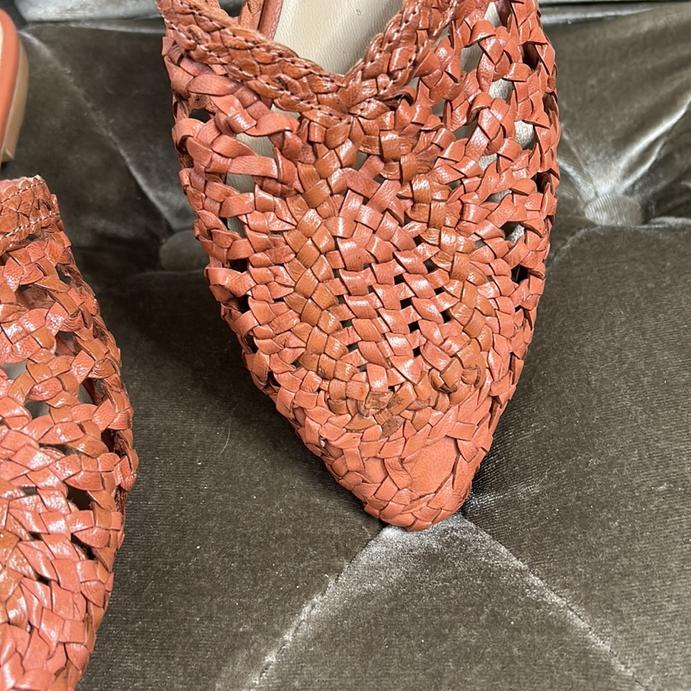 42 Gold Charmed basket weave woven leather mules - Picture 3 of 7